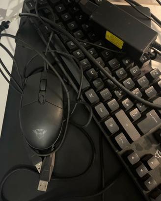 Computer co completo di tastiera e mouse con led