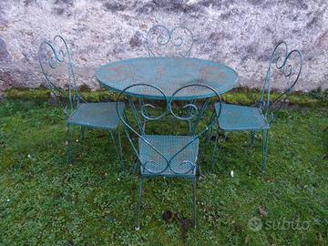 TVOLO CON QUATTRO SEDIE IN FERRO VINTAGE
