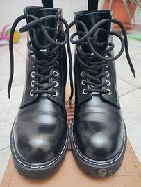 Stivaletto/anfibio con lacci H&M