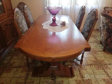 Tavolo in legno massiccio con sedie