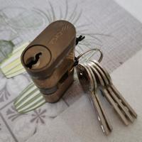 Cilindro per serratura di porte e portoncini Cisa.