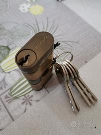 Cilindro per serratura di porte e portoncini Cisa.