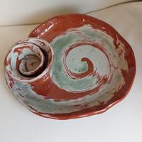 Piatto di ceramica lavorato a mano