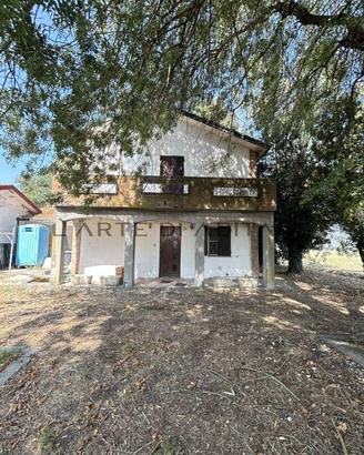 Villa di 230 m² con più di 5 locali e posto auto a