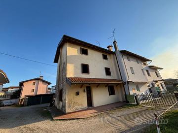 Casa bicamere su tre livelli con ampio scoperto