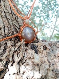 Collana in macramé con sfera di corniola