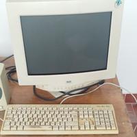 computer da tavolo provvisto di tutto.