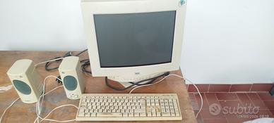 computer da tavolo provvisto di tutto.