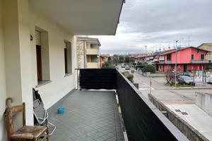 Spazioso Trilocale con Terrazza e Box Auto a Casti