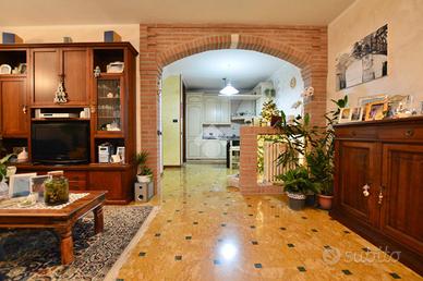 VILLA A SCHIERA CENTRALE A SALGAREDA