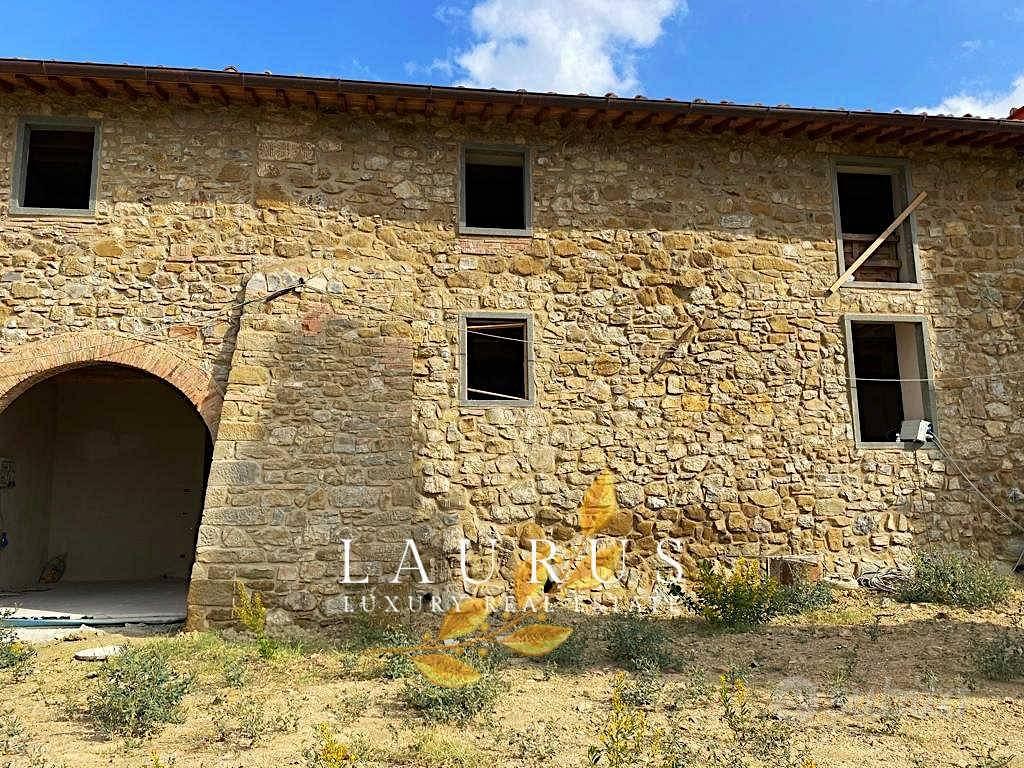 Rustico / Casale di 350 m² con più di 5 locali a G - More