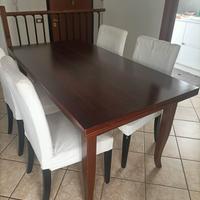 tavolo sedie e divano