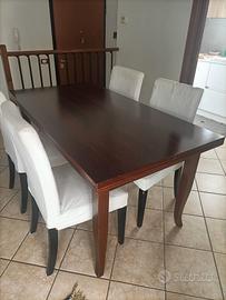 tavolo sedie e divano