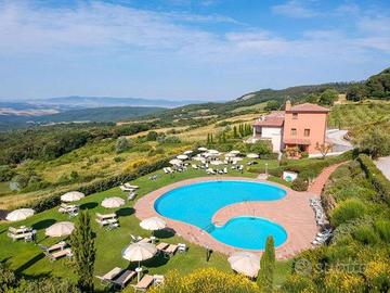 Rustico / Casale di 2500 m² con più di 5 locali e 