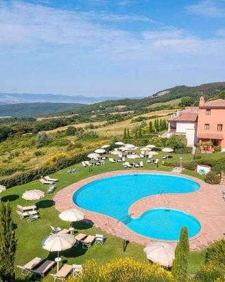 Rustico / Casale di 2500 m² con più di 5 locali e 
