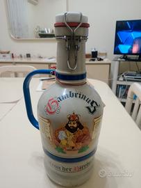 brocca di birra bavarese piena sigillata