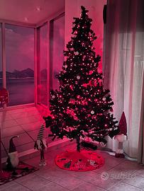 Albero di Natale con addobbi e luci