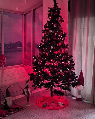Albero di Natale con addobbi e luci