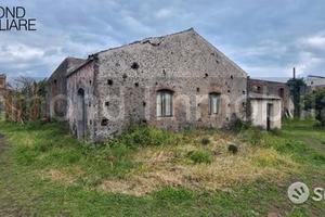 Terreno 15.000 mq con fabbricati a fiumefreddo