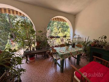Villa con giardino su 4 lati