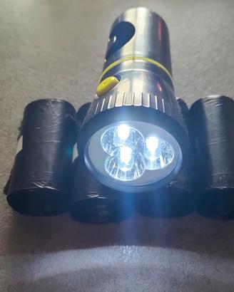 Torcia Led + 80 sacchetti igienici per cani