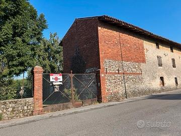 Casa indipendente da ristutturare con giardino