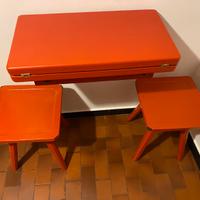 Penisola a muro con sgabelli