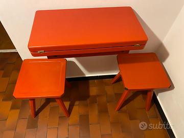 Penisola a muro con sgabelli