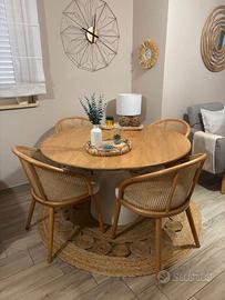 Tavolo da pranzo rotondo con sedie