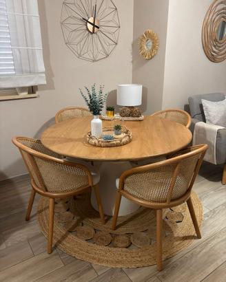 Tavolo da pranzo rotondo con sedie