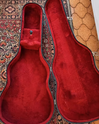 CUSTODIA RIGIDA PER CHITARRA – POSSIBILE POLVERINI