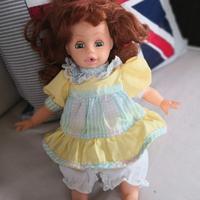 bambola interattiva vintage