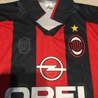 Maglietta storica e pallone del Milan