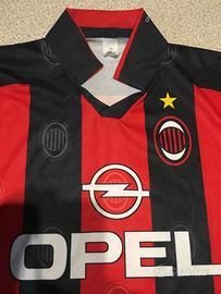 Maglietta storica e pallone del Milan