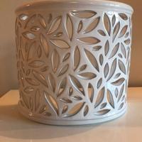 Applique bianca terracotta traforata a foglioline