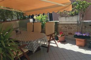 Immobile con terrazza