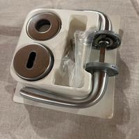 Maniglia argentata per porta. Marca Rossetti