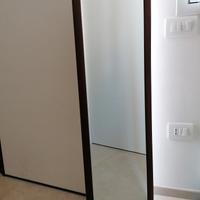 Specchio con cornice in legno. 