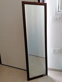 Specchio con cornice in legno. 