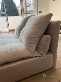 DIVANO CHAISE LONGUE PER DUE PERSONE + POUF