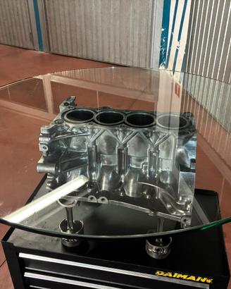 Tavolo da salotto in vetro con basamento motore