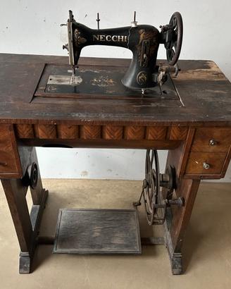 Macchina d’epoca da cucire Necchi