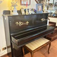 Pianoforte con candelabri