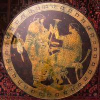 Tavolo basso con figure greche in rilievo