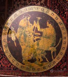 Tavolo basso con figure greche in rilievo