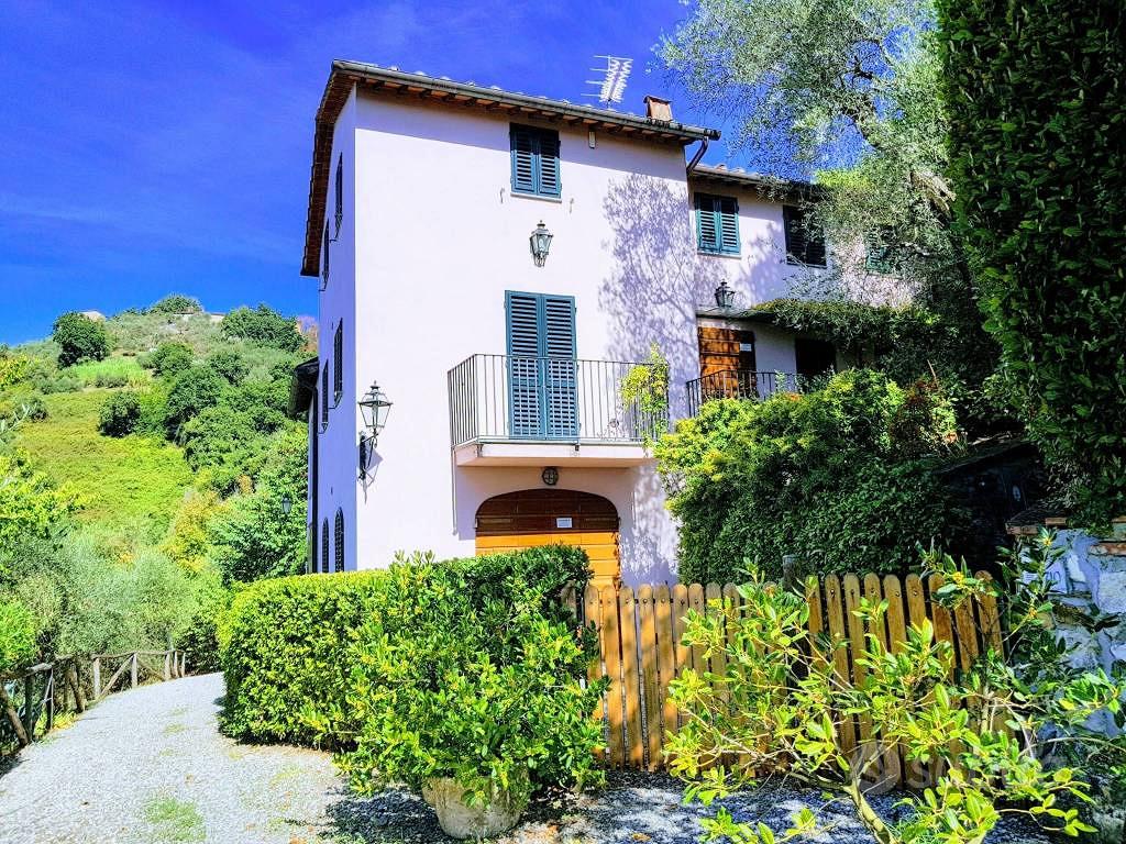 Rustico / Casale di 180 m² con più di 5 locali a L - Vista 2
