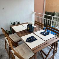 2 tavoli e 4 sedie con cuscini