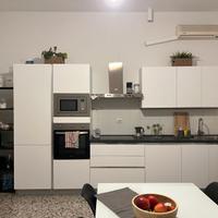 Cucina con tavolo e sedia