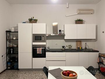 Cucina con tavolo e sedia