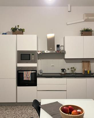 Cucina con tavolo e sedia